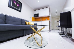 อพาร์ทเมนท์, 1 ห้องนอน (Flat 1) | บริเวณนั่งเล่น | ทีวีจอแบน