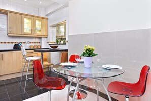 Appartement, 1 chambre (Flat 2) | Cuisine privée | Grand réfrigérateur, micro-ondes, four, plaque de cuisson