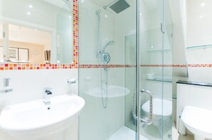 Apartment, Multiple Beds (Flat 3) | Bathroom | Shower, free toiletries, hair dryer, soap