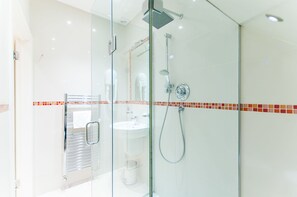 Appartement, plusieurs lits (Flat 3) | Salle de bain | Douche, articles de toilette gratuits, sèche-cheveux, savon