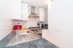 Appartement, 2 slaapkamers | Privékeuken | Een koelkast met diepvriezer, een microgolfoven, een oven, een kookplaat