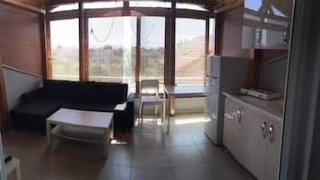 Escritorio, sistema de insonorización y tabla de planchar con plancha