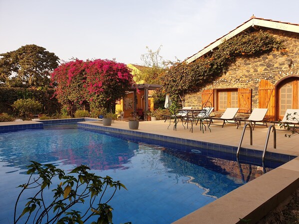 Outdoor pool, pool umbrellas, sun loungers - Villa Castel (Dakar)