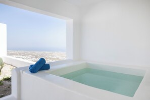 Familie suite, gedeeltelijk uitzicht op zee | Hypoallergeen beddengoed, een minibar, een kluis op de kamer