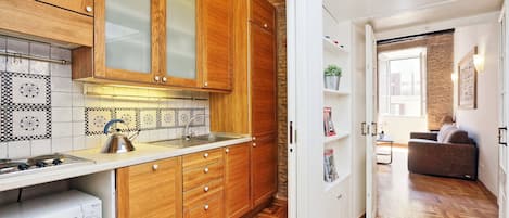 Apartament, 1 dormitori, vistes a la ciutat | Cuina privada | Frigorífic, microones, placa de cuina i cafetera exprés