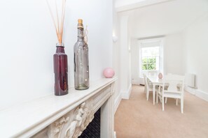 Apartamento, várias camas | Opções para refeição no quarto