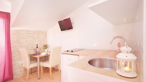 Studio | Private kitchen | Full-sized fridge, stovetop, electric kettle, cookware/dishes/utensils - Apartmani Rasic (Makarska)