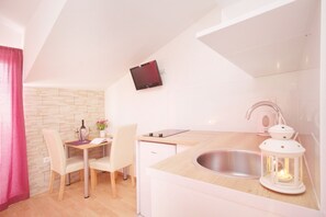 Studio | Private kitchen | Full-size fridge, stovetop, electric kettle, cookware/dishes/utensils - Apartmani Rasic (Makarska)