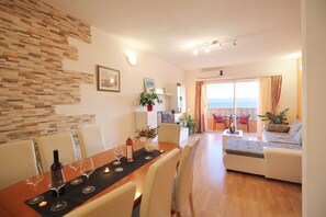 Apartamento, 3 quartos, vista para o mar | Cozinha privada | Geladeira grande, cooktop, chaleira elétrica