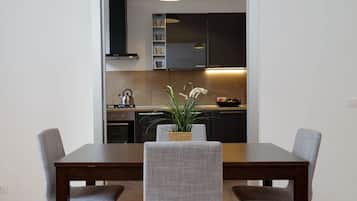 Apartamento, 2 quartos | Opções para refeição no quarto