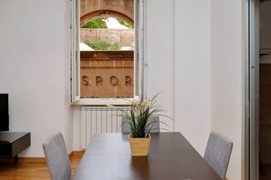 Appartement, 2 chambres | Restauration dans la chambre