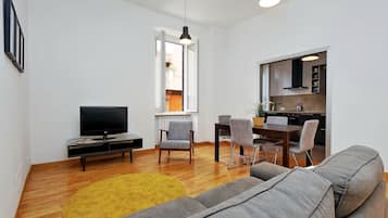 Apartamento, 2 quartos | Área de estar | TV de tela plana