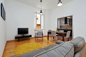 Apartament, 2 dormitoris | Sala d'estar | Televisor de pantalla plana 