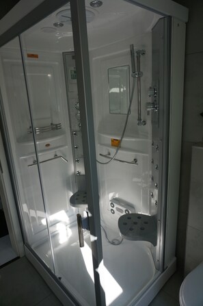 Luxury Apartment, Garden View | Bathroom shower - Solling-Lounge (Holzminden)