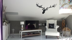 Luxury Apartment, Garden View | Living area | Flat-screen TV, fireplace, DVD player - Solling-Lounge (Holzminden)