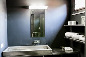 Appartement Duplex, 1 chambre | Salle de bain | Douche, douche à « effet pluie », articles de toilette gratuits