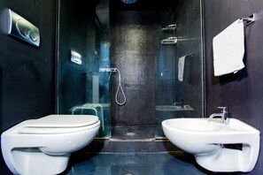 Alloggio su due livelli, 1 camera da letto | Bagno | Doccia, soffione a pioggia, set di cortesia gratuito, asciugacapelli