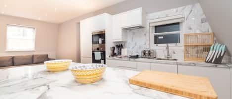 Apartment, 2 Bedrooms (Flat 1, 1st Floor) | Private kitchen | Full-sized fridge, microwave, oven, stovetop