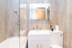 Apartment, 1 Schlafzimmer (Flat 2) | Badezimmer | Dusche, kostenlose Toilettenartikel, Haartrockner, Handtücher