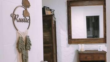 Duble ekonomik oda penceresiz | Bettwäsche aus ägyptischer Baumwolle, hochwertige Bettwaren, Minibar