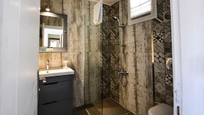 Un baño con ducha, inodoro y lavabo.