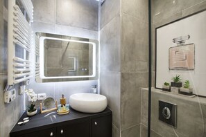 Shower, hair dryer, towels, shampoo