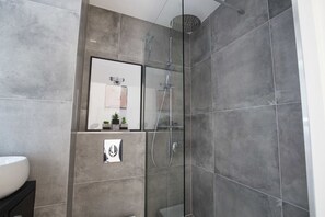 Shower, hair dryer, towels, shampoo - Lovely studio with terrace redone (Neuilly-sur-Seine)