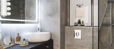 Shower, hair dryer, towels, shampoo