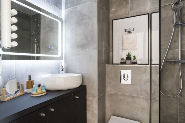 Shower, hair dryer, towels, shampoo