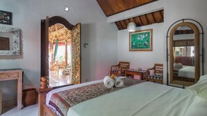 Une chambre à coucher avec un lit, un bureau, une chaise et un grand miroir.