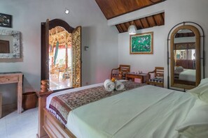 Desk, bed sheets - Nuaja Balinese Guest House (Ubud)
