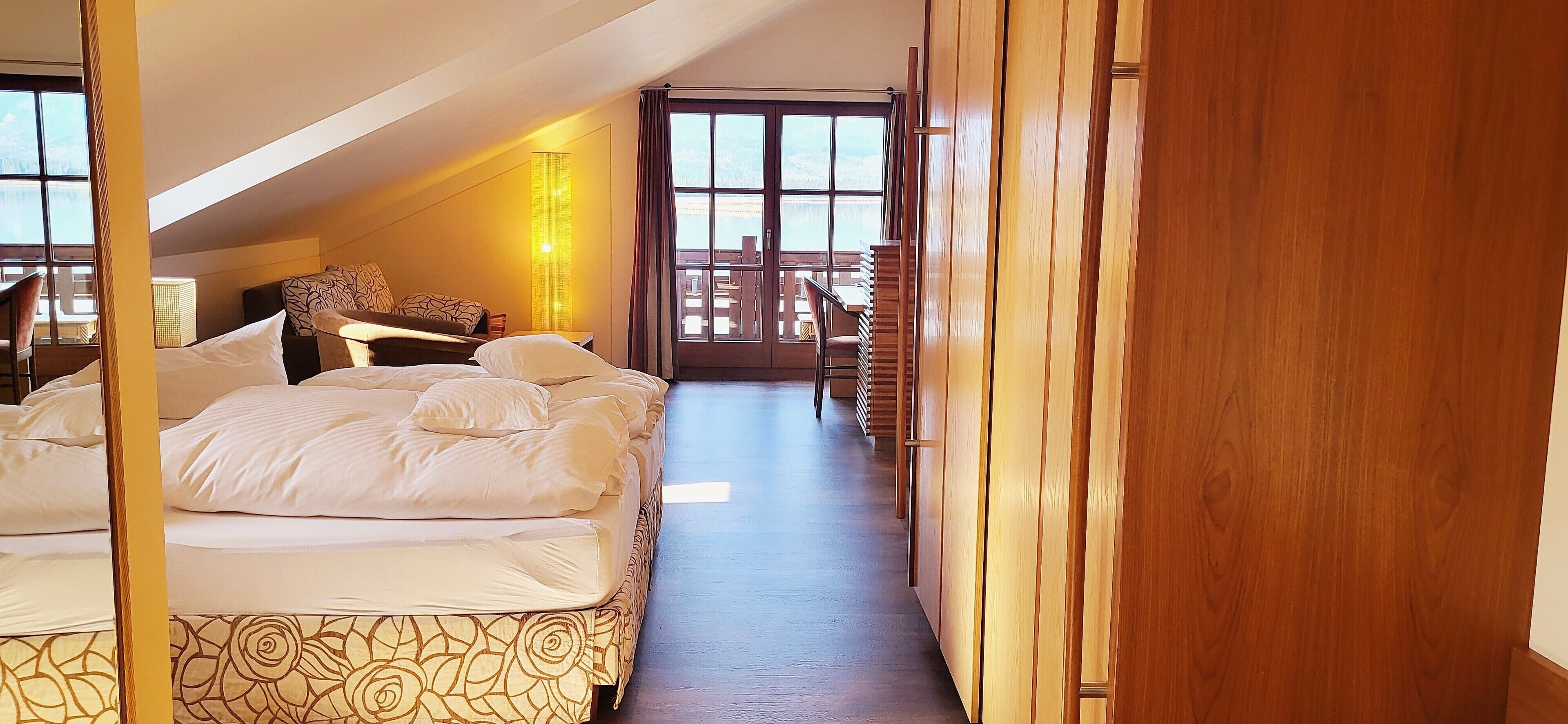 panoramic room (loge) | in-room safe, desk, blackout curtains, soundproofing