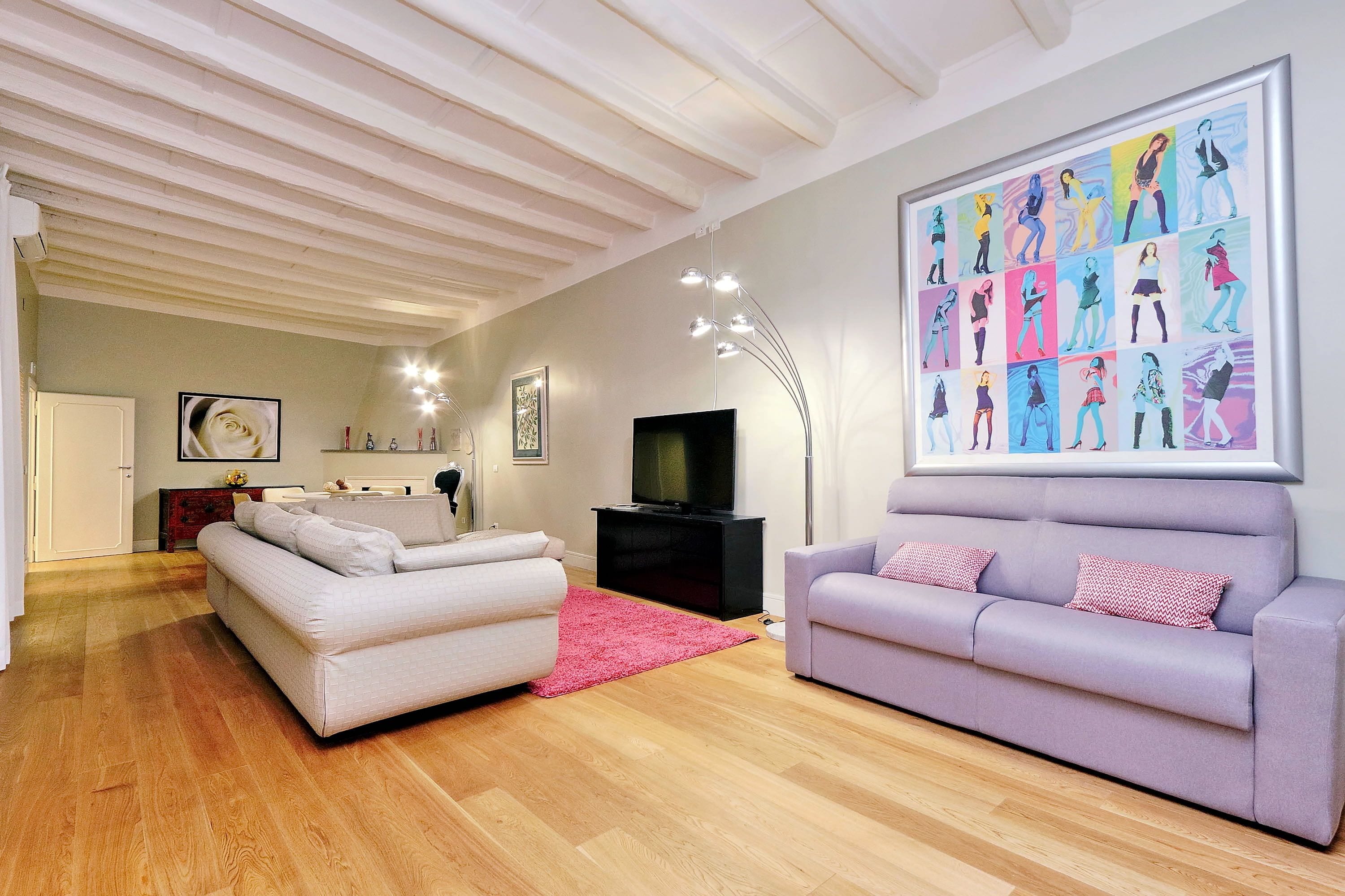 Appartement, 2 slaapkamers | Woonruimte | Flatscreentelevisie en een open haard