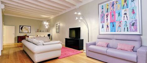 Appartement, 2 slaapkamers | Woonruimte | Flatscreentelevisie en een open haard