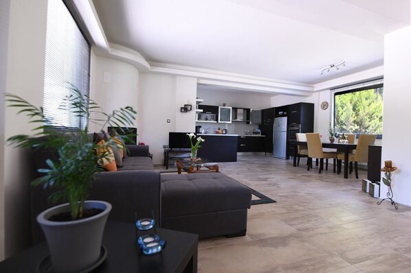 Villa, 3 habitaciones | Área de sala de estar | Televisión de pantalla plana