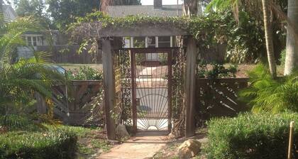 2 Bedroom, 1 Bath, Nice quiet area, 1.6 miles to Tropicana Field