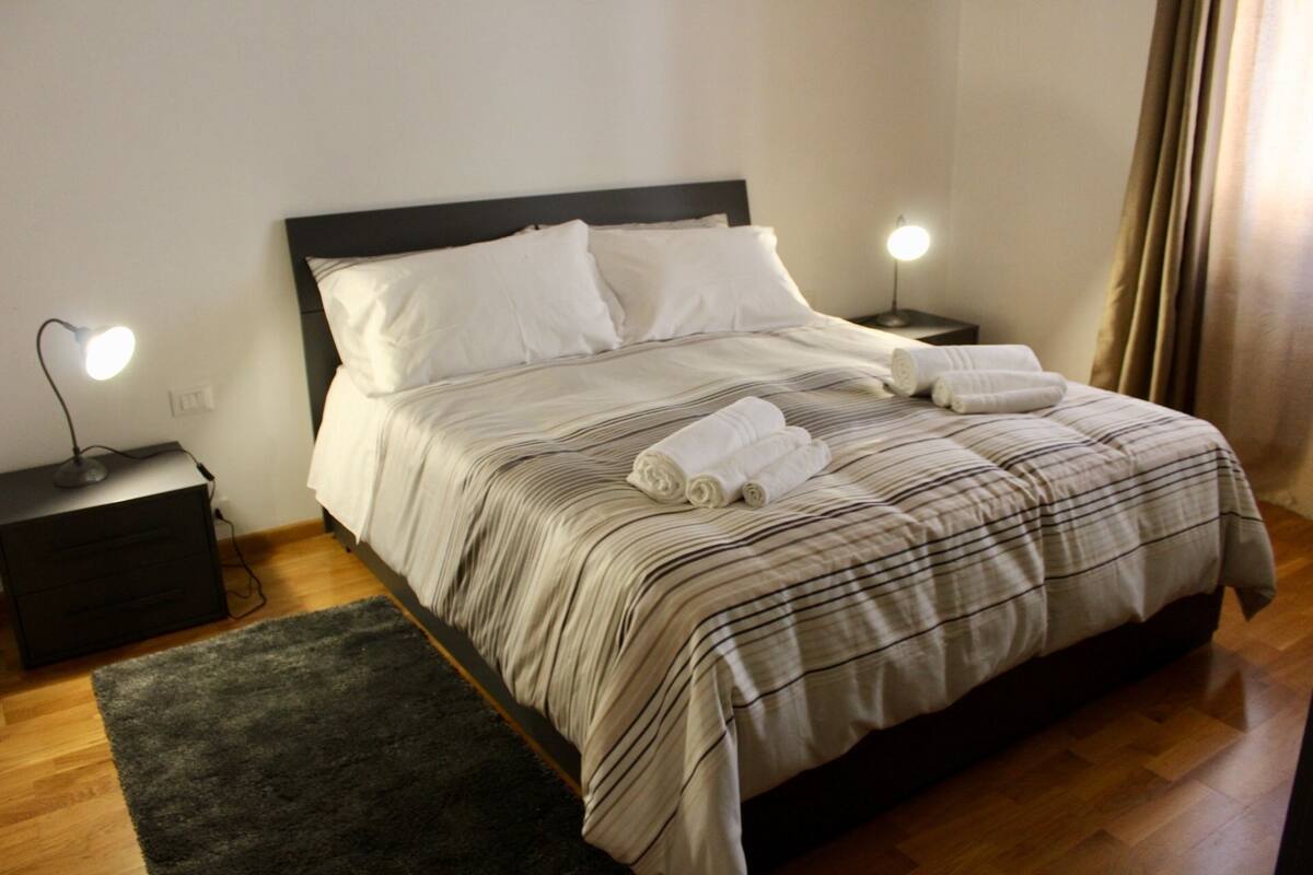 Double Room (Grey) | Desk, free cots/infant beds, free WiFi, bed sheets