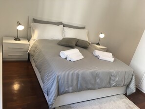 Chambre Double (White) | Bureau, lits bébé (gratuits), Wi-Fi gratuit, draps fournis