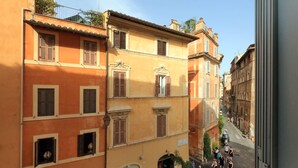 Una calle estrecha con edificios que tienen puertas en arco y contraventanas tradicionales.