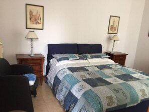 مكتب وتجهيزات عازلة للصوت وواي فاي مجانًا وملاءات أسرّة