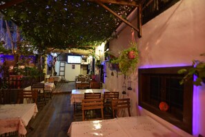 Outdoor dining - Antikhan Hotel (Ayvalik)