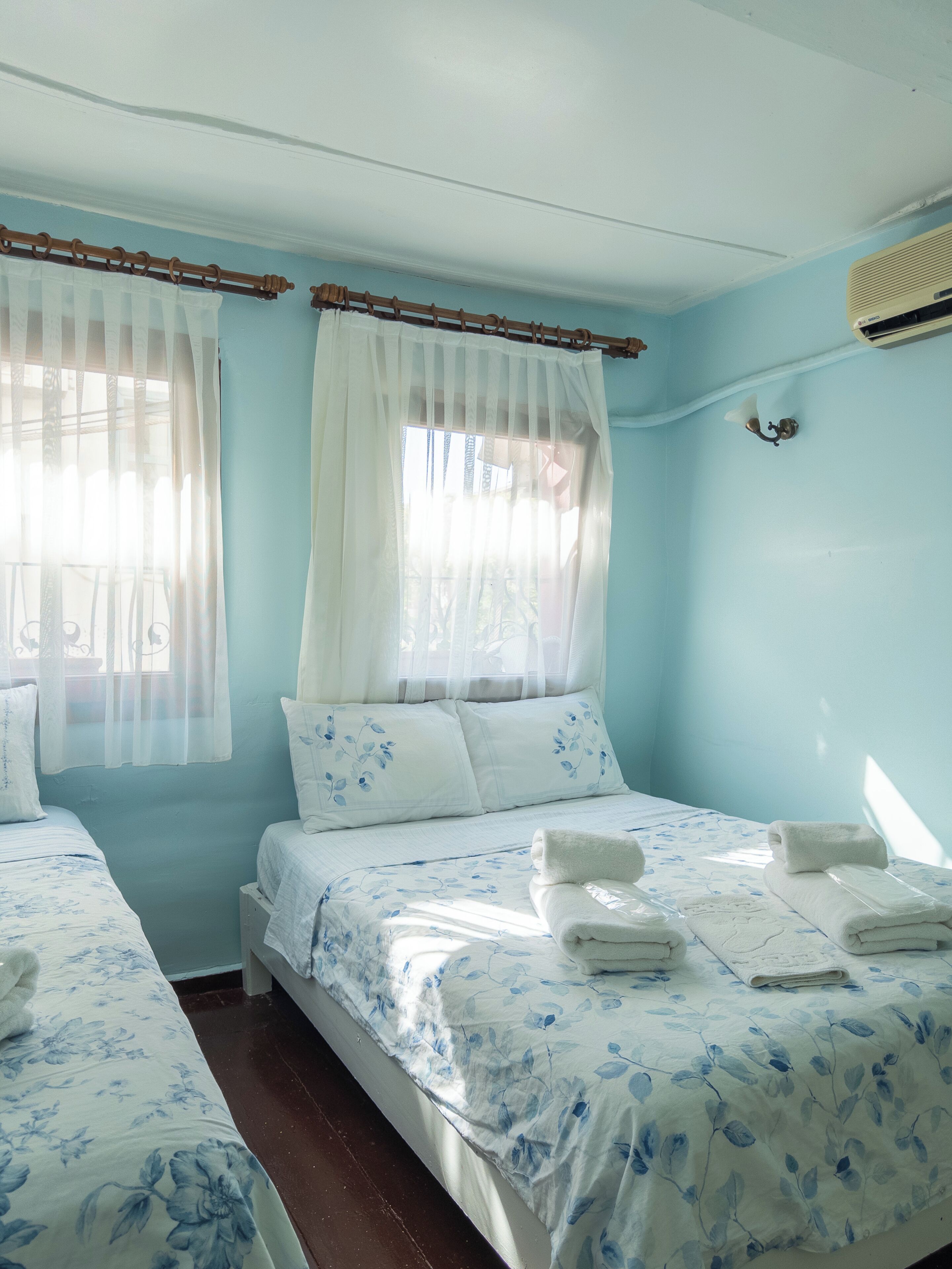 Premium bedding, iron/ironing board, free WiFi, bed sheets