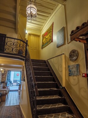 Interior detail - Tarihi Rum Konağı Antikhan (Ayvalik)