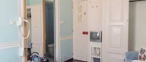 Habitación doble estándar | Ropa de cama de alta calidad y tabla de planchar con plancha