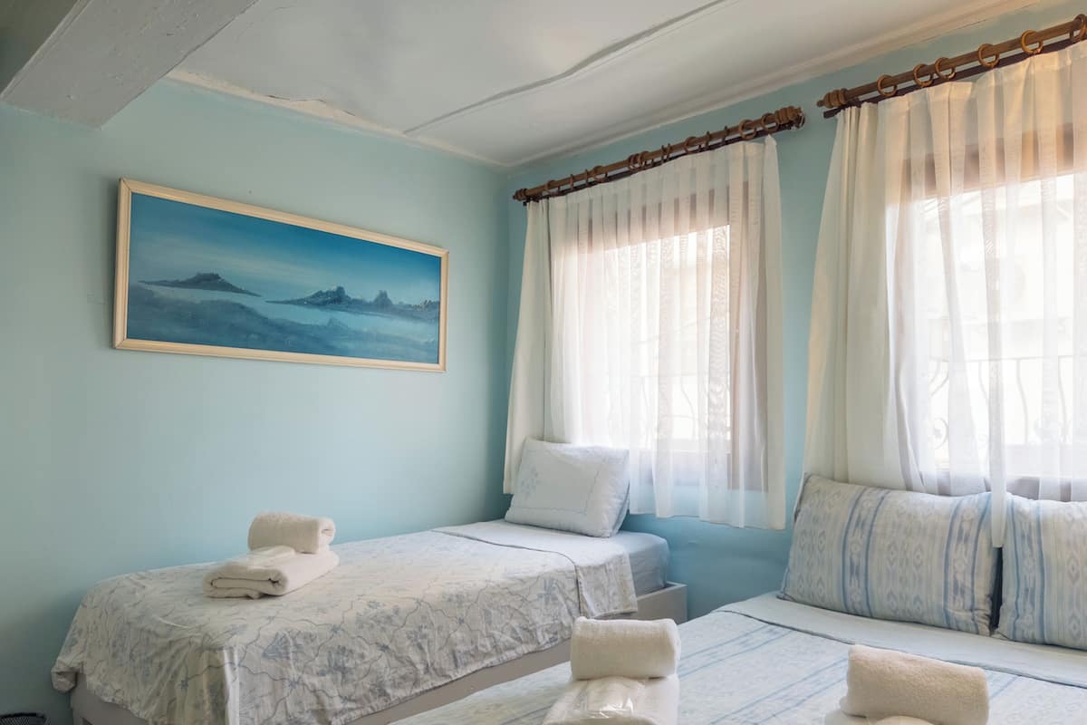 Economy Triple Room | Premium bedding, iron/ironing board (on request), WiFi (free)