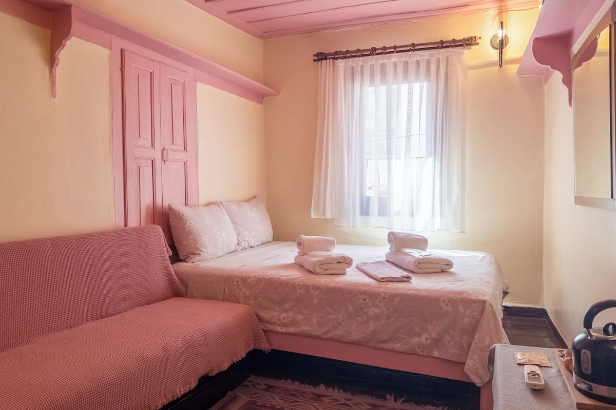 Double Room | Premium bedding, iron/ironing board (on request), WiFi (free)