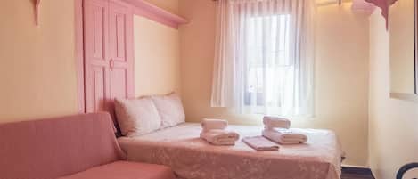 Habitación doble | Ropa de cama de alta calidad, tabla de planchar con plancha, wifi gratis