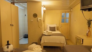 Quarto quádruplo econômico | Roupas de cama premium, ferros/tábuas de passar roupa, Wi-Fi de cortesia