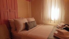 Quarto casal | Roupas de cama premium, ferros/tábuas de passar roupa, Wi-Fi de cortesia