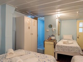 Quarto quádruplo econômico | Roupas de cama premium, ferros/tábuas de passar roupa, Wi-Fi de cortesia